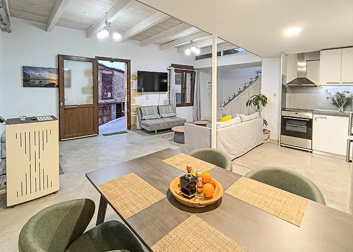 Дом отдыха Charming Old Tannery House With Spacious Veranda And Stunning Sea View! *