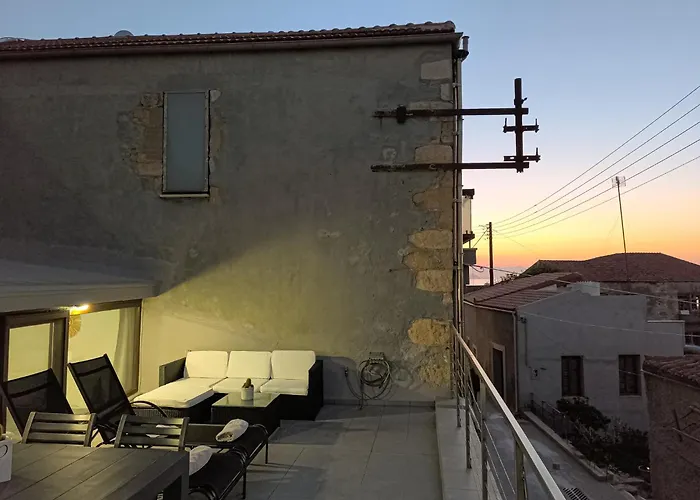 Дом отдыха Charming Old Tannery House With Spacious Veranda And Stunning Sea View!